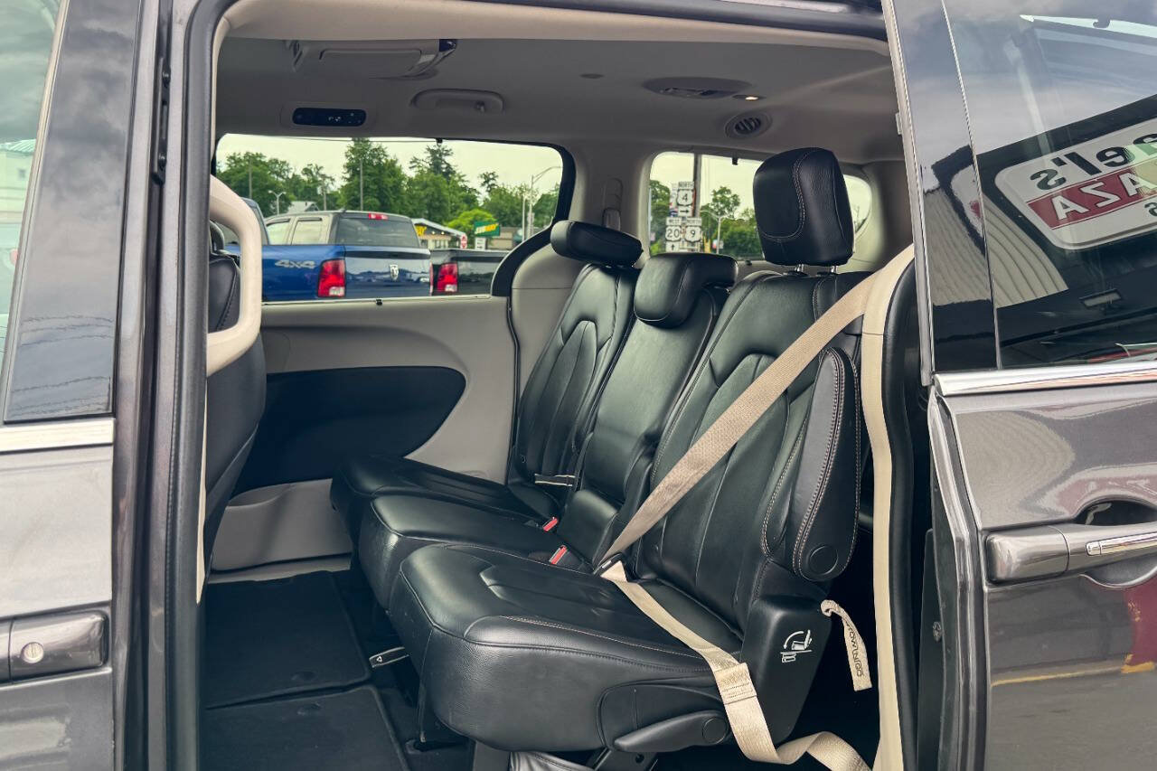 Used 2017 Chrysler Pacifica Touring-L FWD image 22