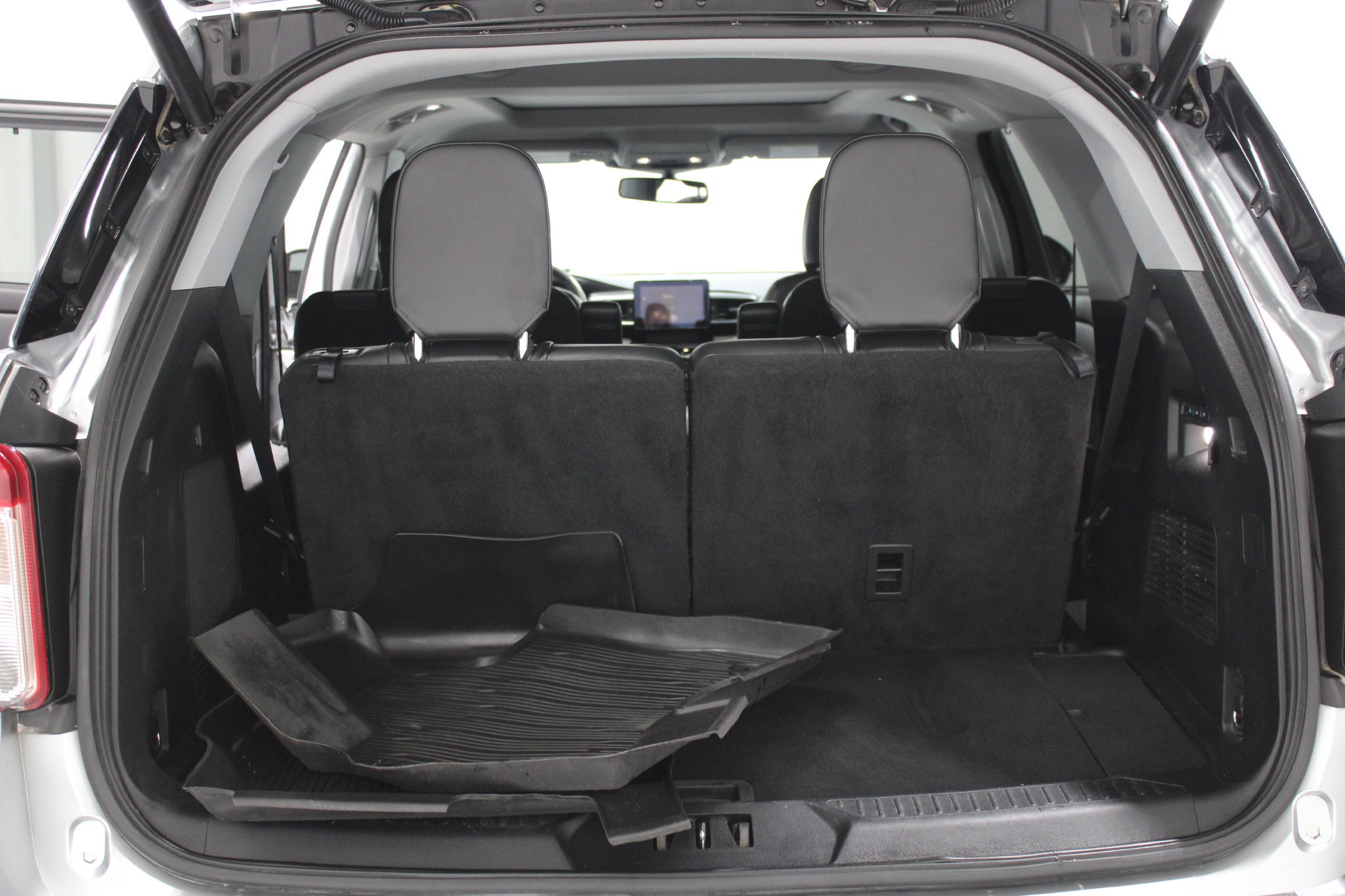 Used 2021 Ford Explorer Limited w/ Equipment Group 301A AWD/4WD image 19