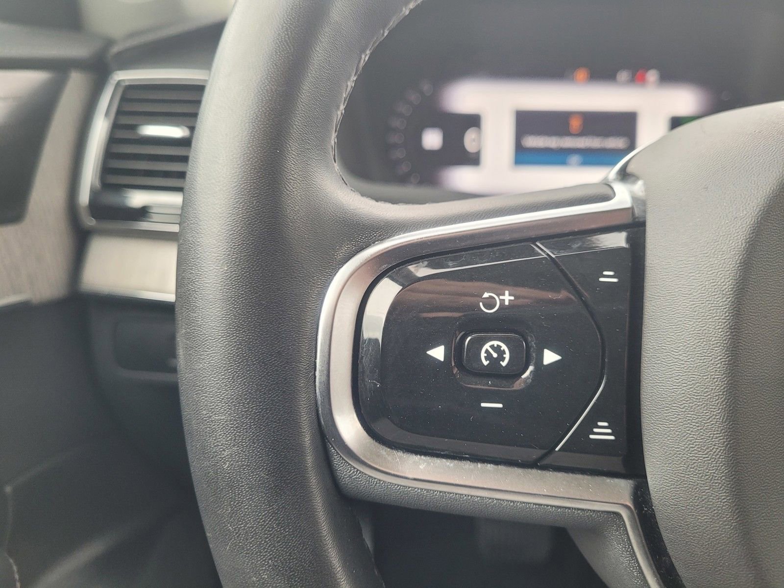 Certified 2023 Volvo XC90 T8 Ultimate w/ Protection Package Premier image 18