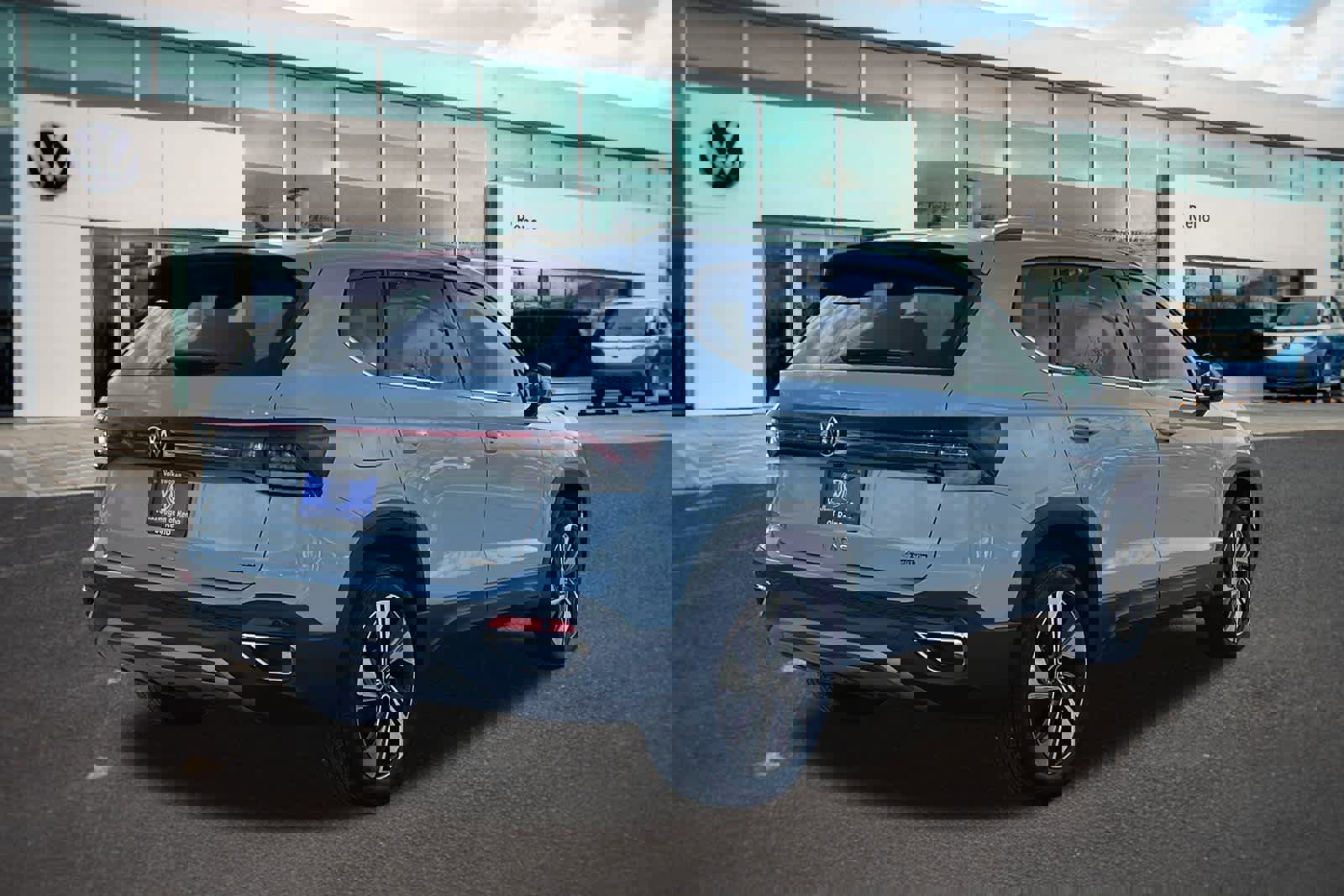 Used 2025 Volkswagen Taos SE w/ Panoramic Sunroof Package image 5