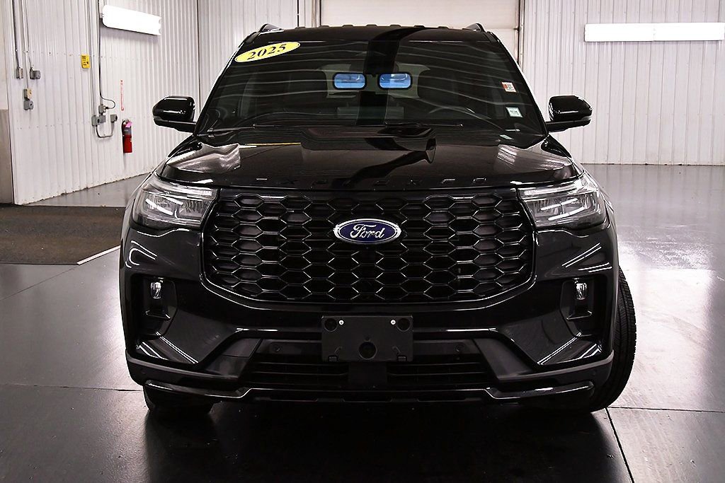Used 2025 Ford Explorer ST-Line image 2