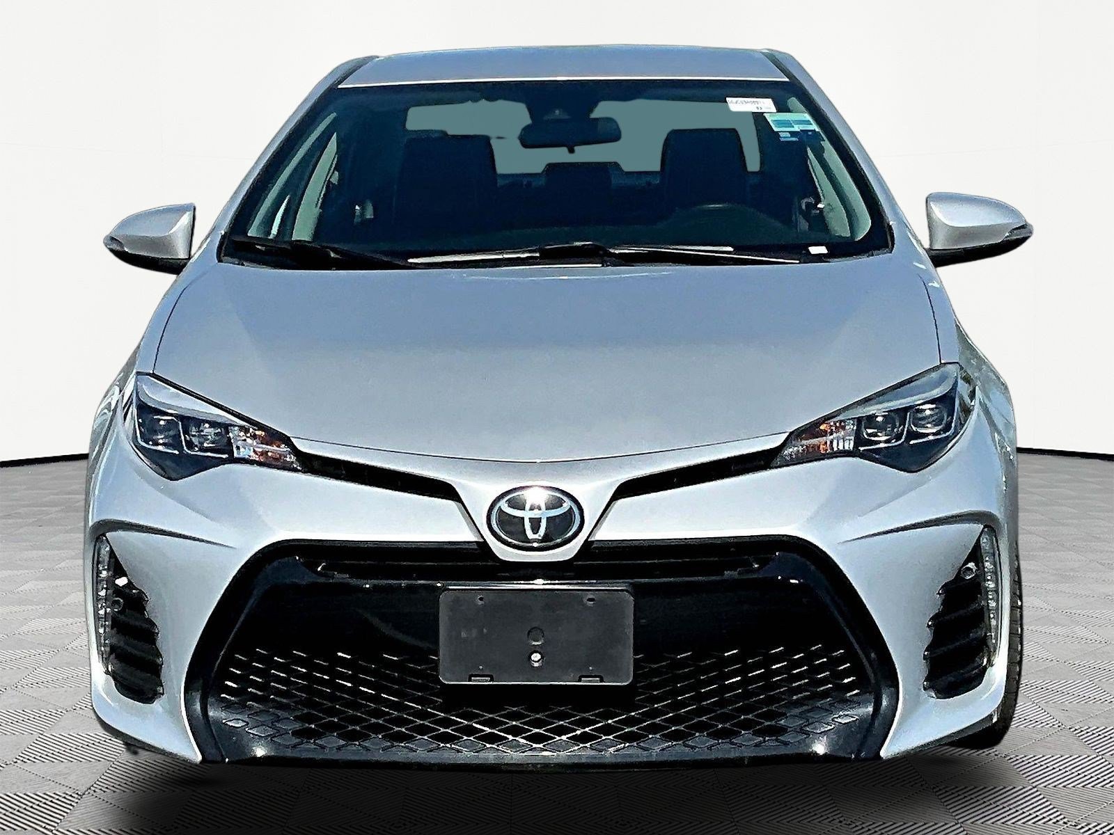 Used 2018 Toyota Corolla SE w/ Carpet Mat Package (TMS) FWD image 2