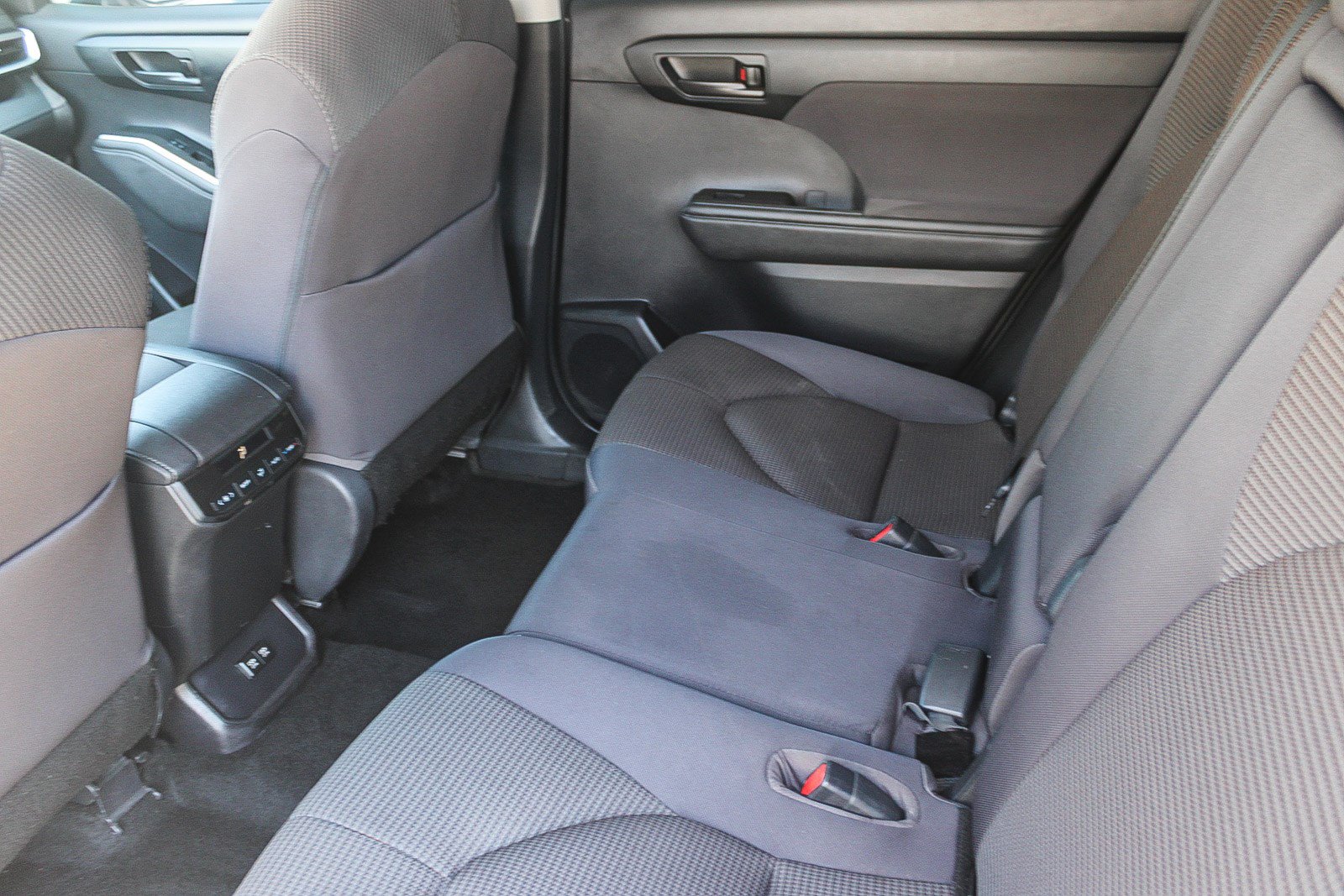 Used 2021 Toyota Highlander L FWD image 19
