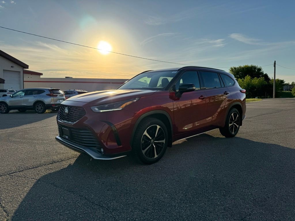 Used 2022 Toyota Highlander XSE AWD/4WD image 11