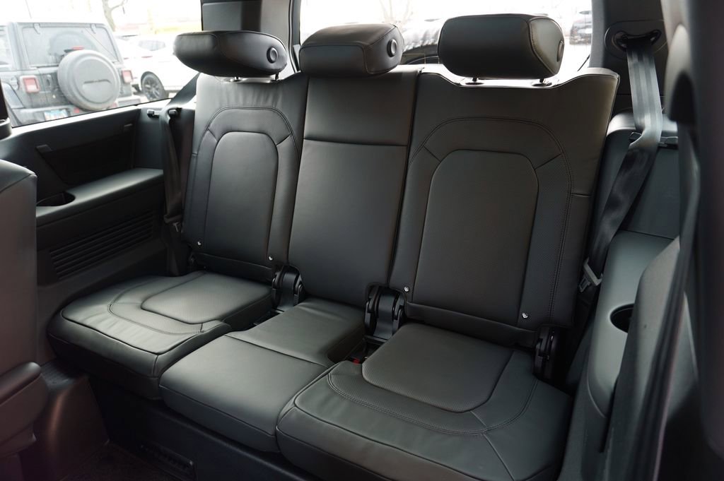 New 2026 Land Rover Defender 130 X-Dynamic SE image 32