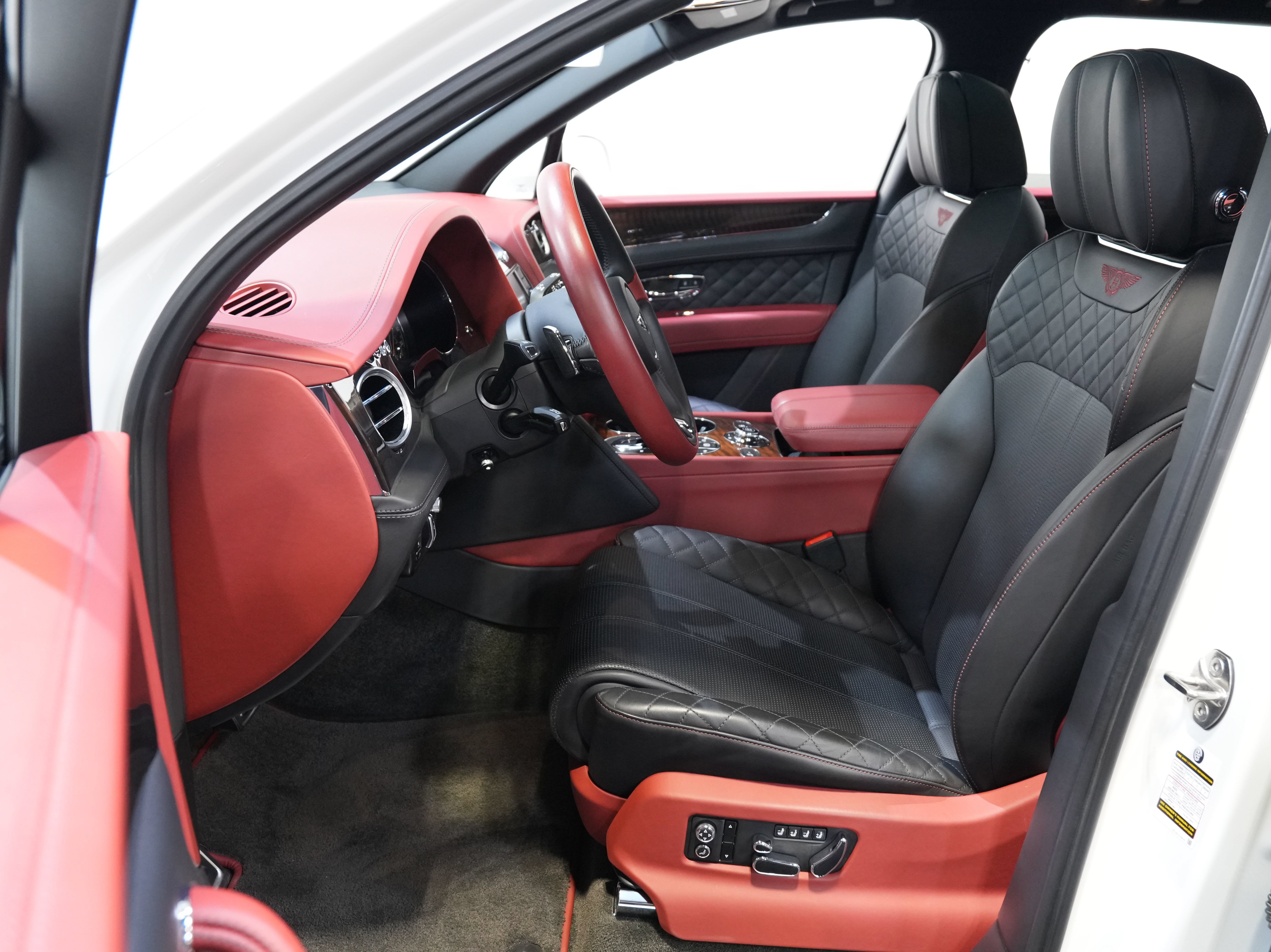 Used 2018 Bentley Bentayga AWD/4WD image 32