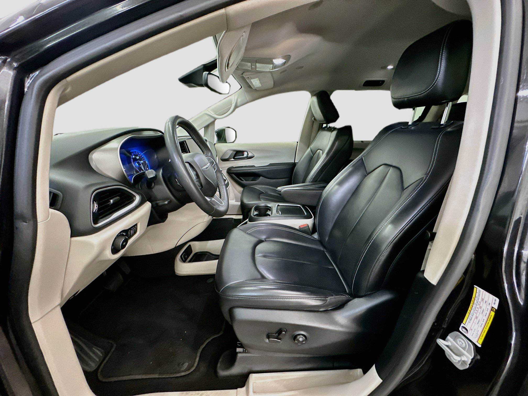 Used 2023 Chrysler Pacifica Touring-L FWD image 13