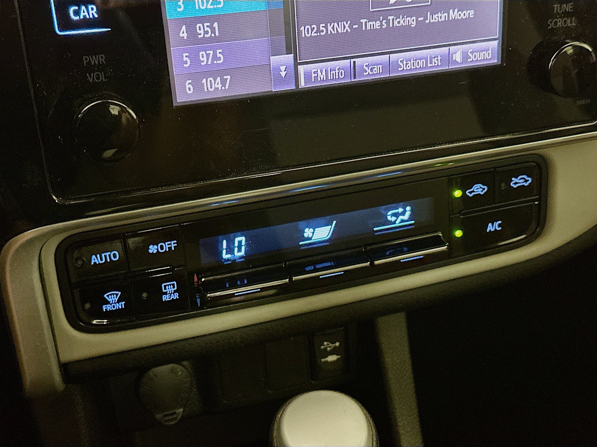 Used 2019 Toyota Corolla LE w/ Carpet Mat Package (TMS) FWD image 22