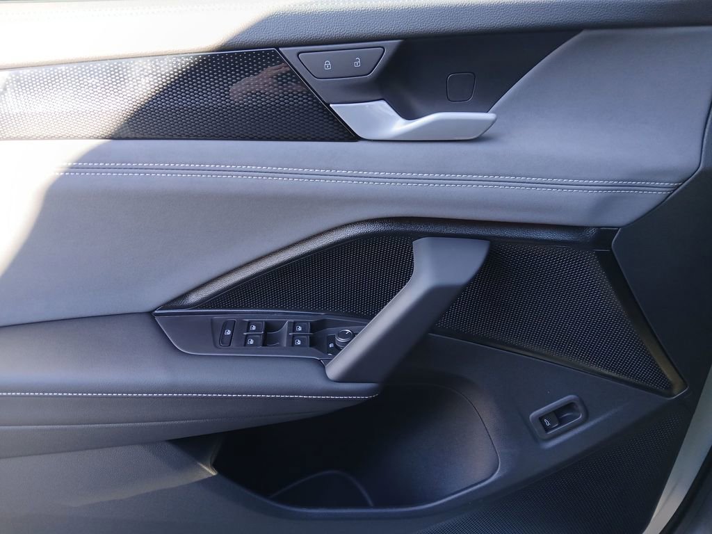 New 2026 Volkswagen Tiguan SE R-Line FWD image 10