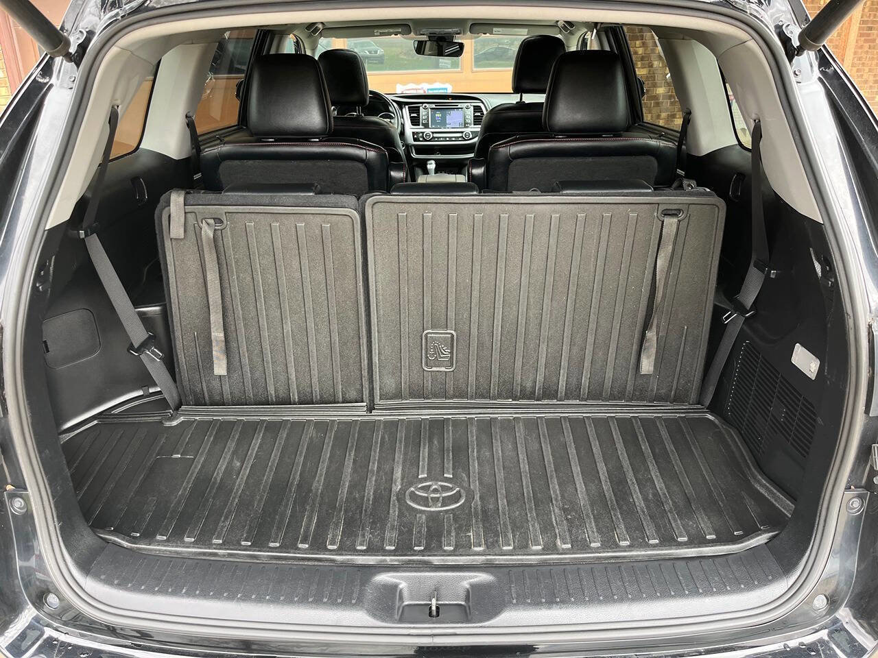 Used 2019 Toyota Highlander SE w/ Nightshade Edition AWD/4WD image 12