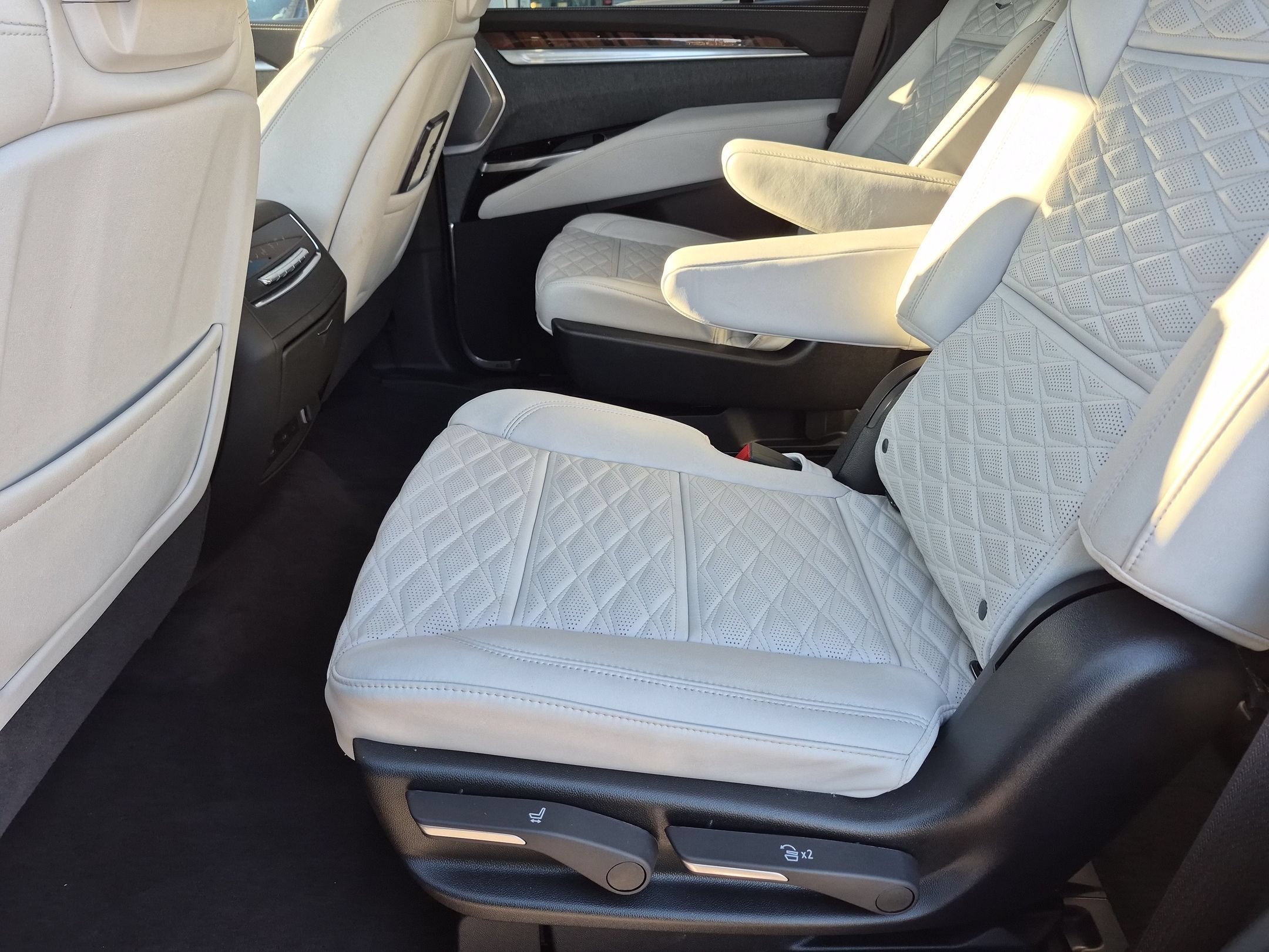 New 2026 Cadillac Escalade Platinum Sport w/ LPO, ONYX Package AWD/4WD image 30