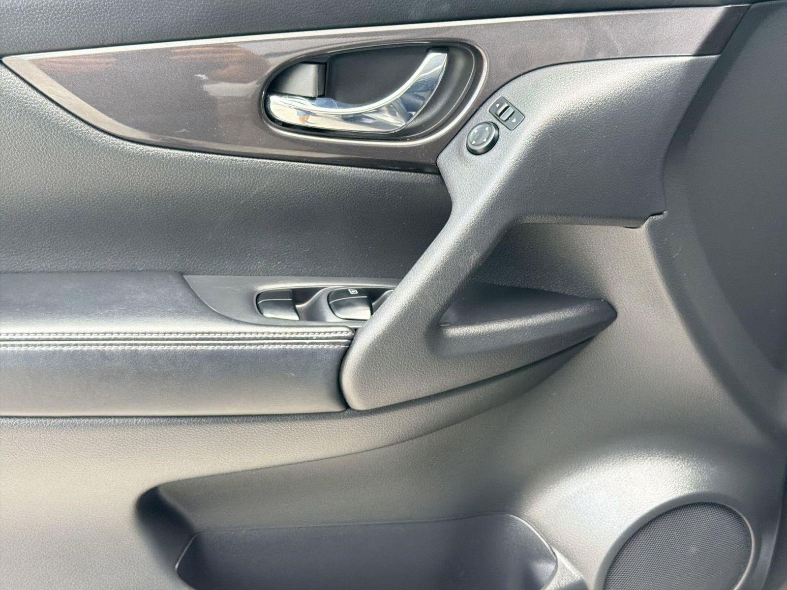 Used 2018 Nissan Rogue SV FWD image 13