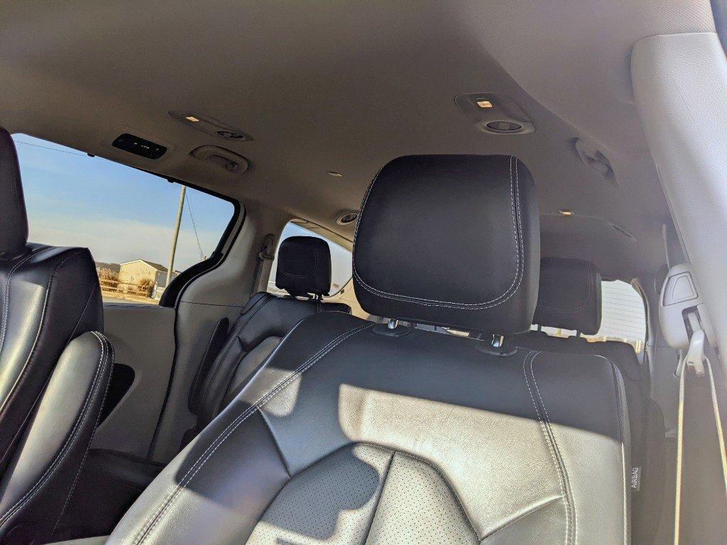 Used 2023 Chrysler Pacifica Touring-L image 16