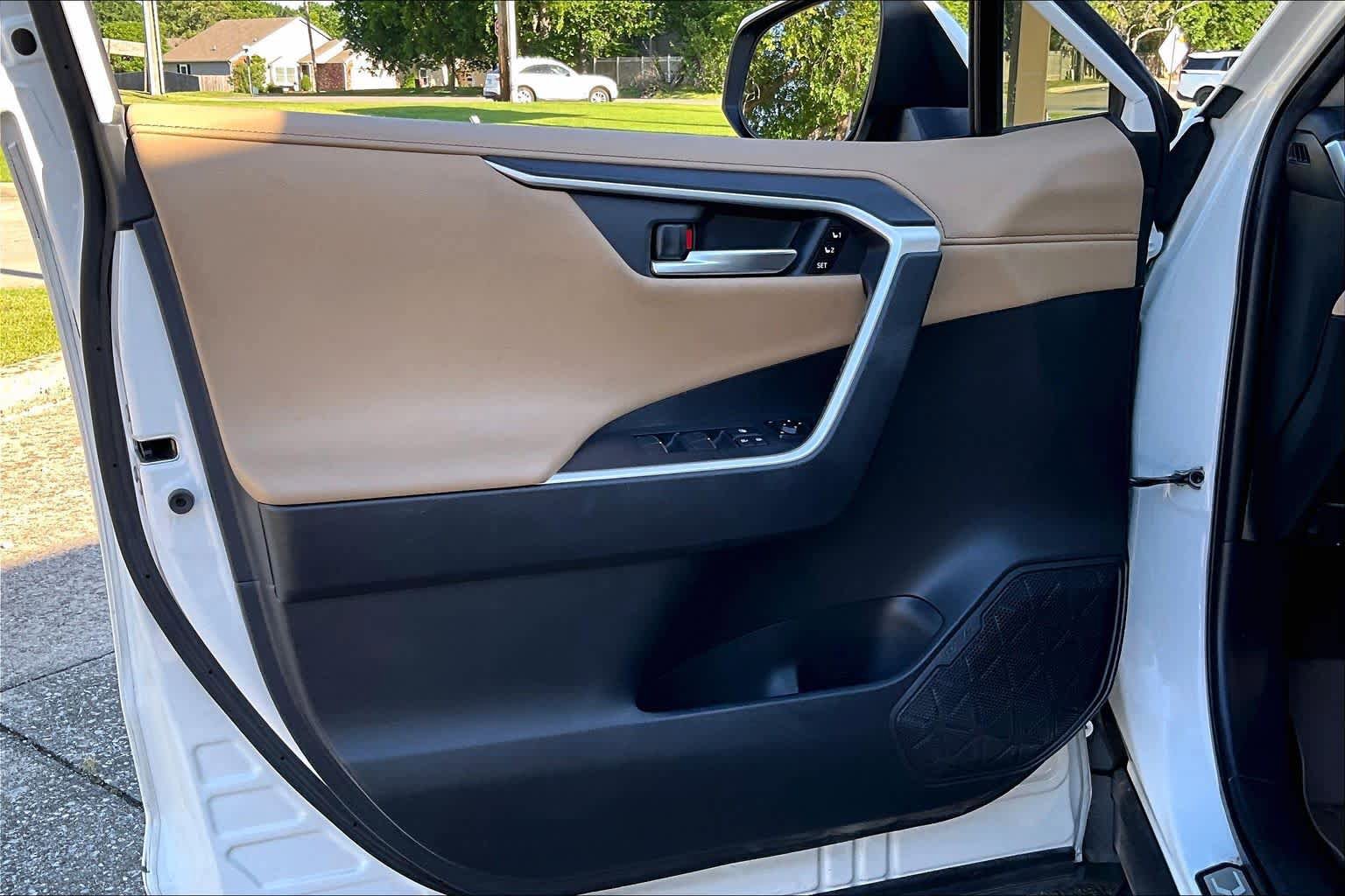 Used 2019 Toyota RAV4 Limited w/ Cold Weather Package AWD/4WD image 22