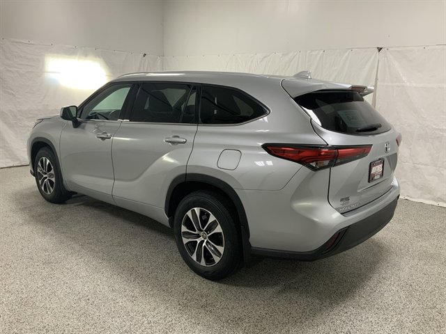 Used 2022 Toyota Highlander XLE AWD/4WD image 7