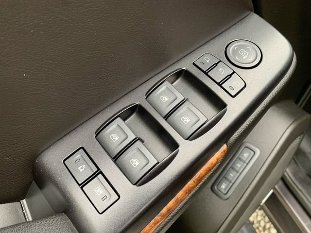Used 2018 Chevrolet Suburban Premier AWD/4WD image 18