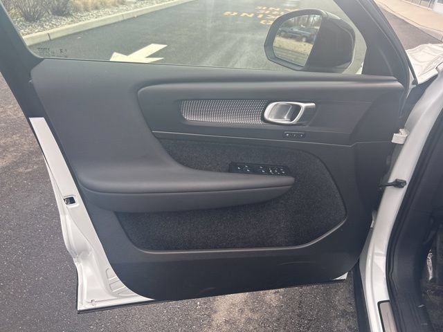 Certified 2025 Volvo XC40 B5 Plus AWD/4WD image 16