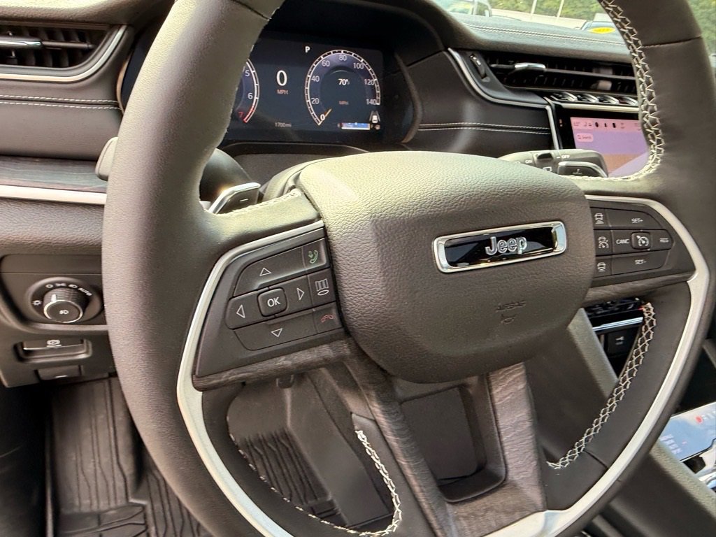 Used 2025 Jeep Grand Cherokee Limited w/ Black Appearance Package image 17