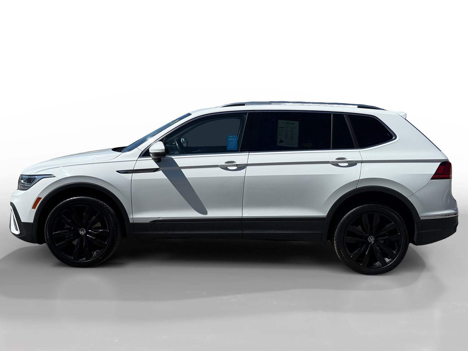 Used 2022 Volkswagen Tiguan SE w/ Panoramic Sunroof Package AWD/4WD image 2