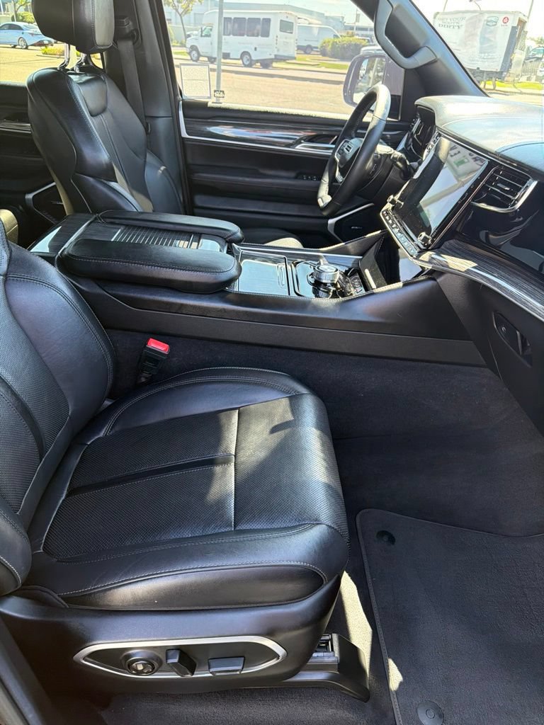 Used 2022 Jeep Wagoneer Series II w/ Premium Group I AWD/4WD image 13