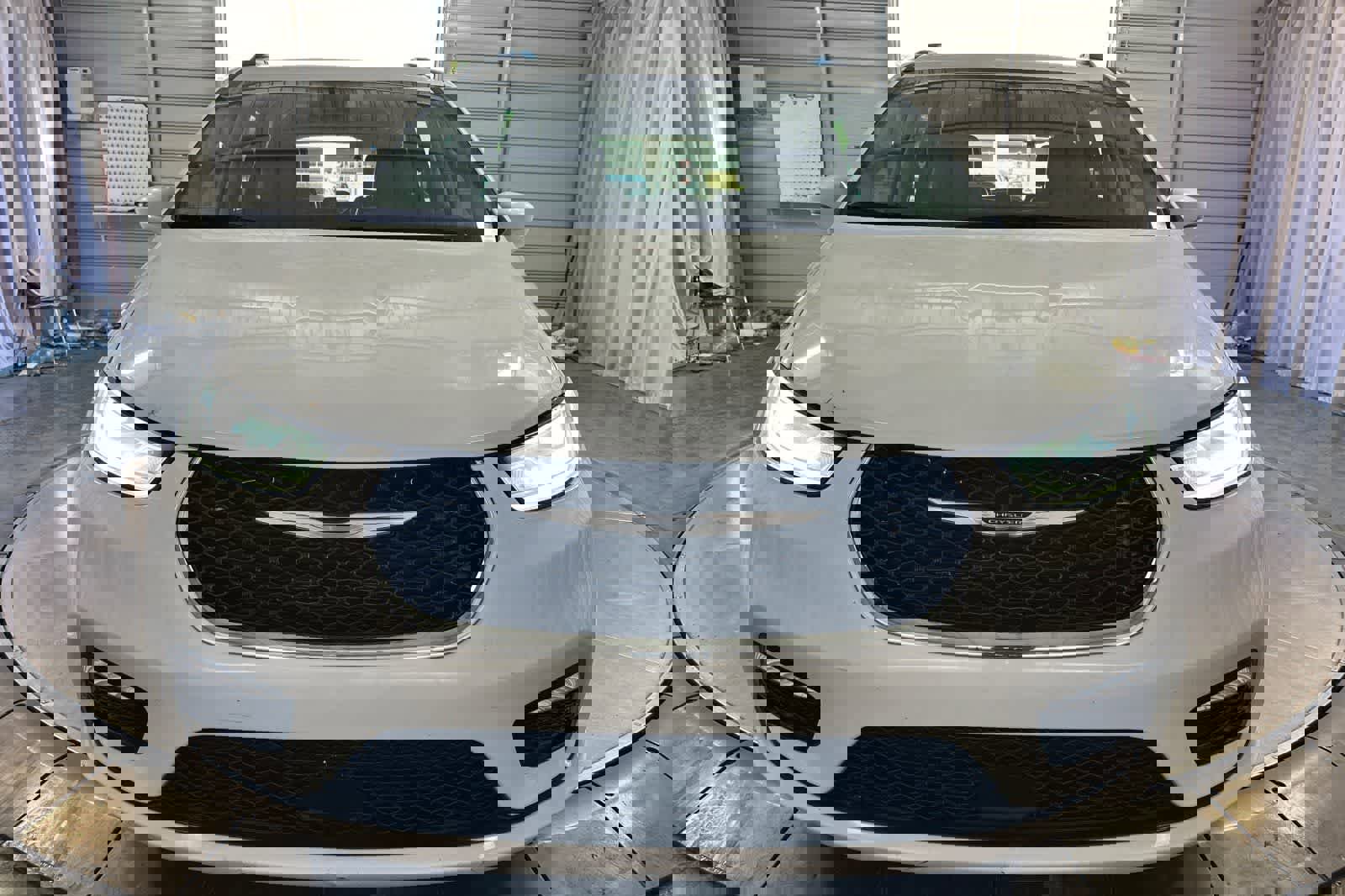 Used 2022 Chrysler Pacifica Touring-L image 11