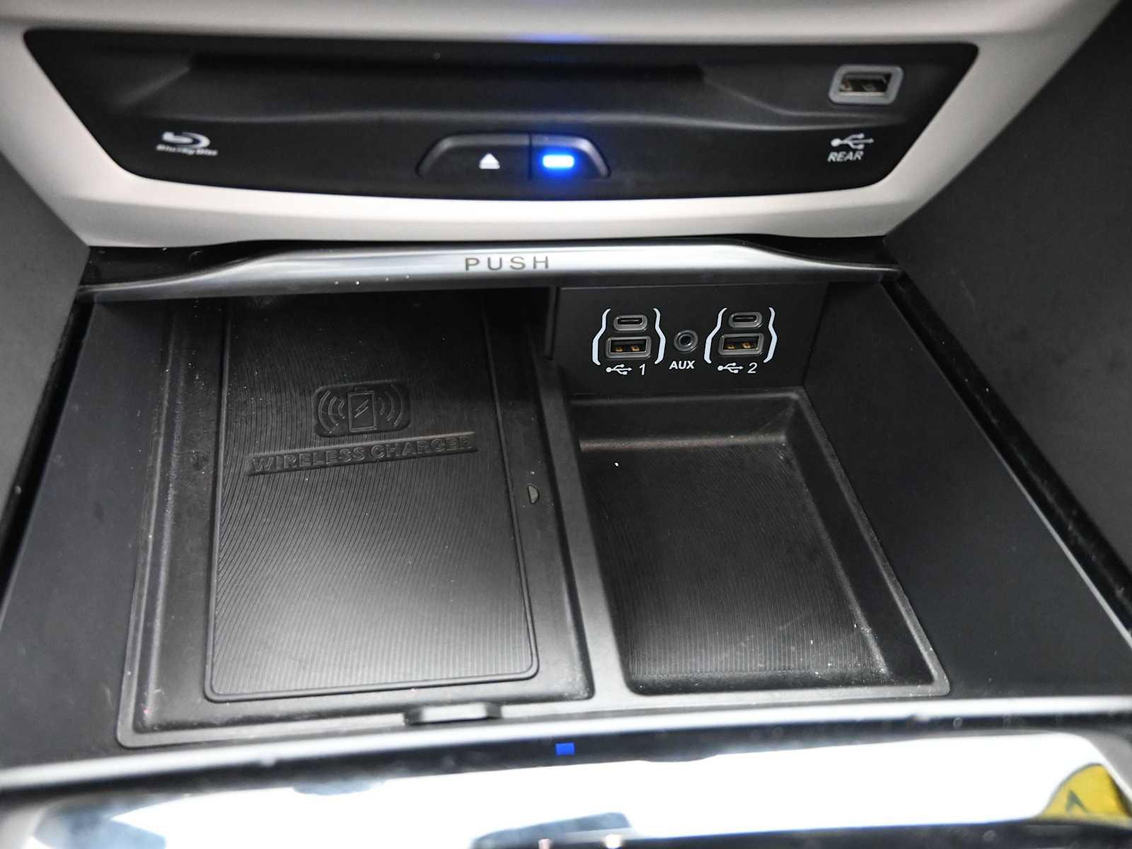 Used 2021 Chrysler Pacifica Limited w/ Uconnect Theater Family Group image 19