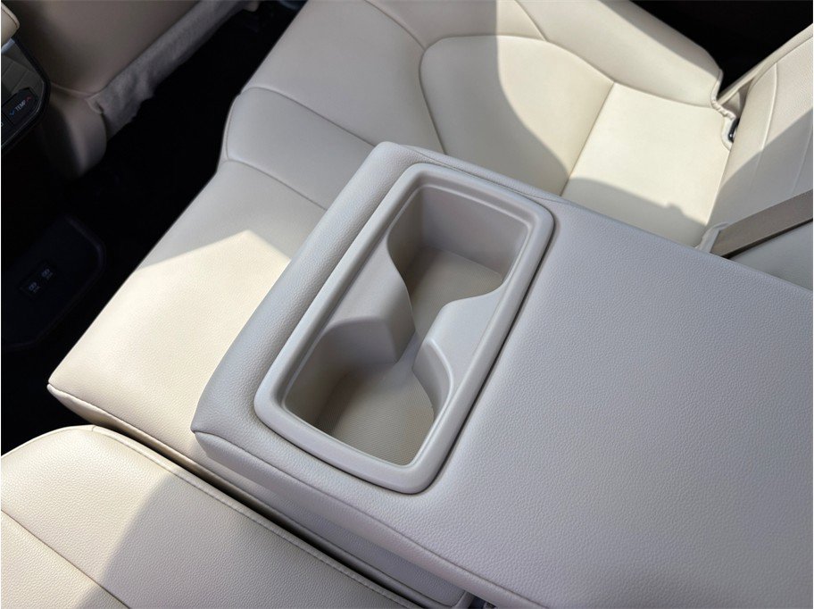 Used 2020 Toyota Highlander XLE FWD image 39