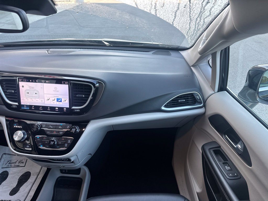 Used 2024 Chrysler Pacifica Touring-L FWD image 13