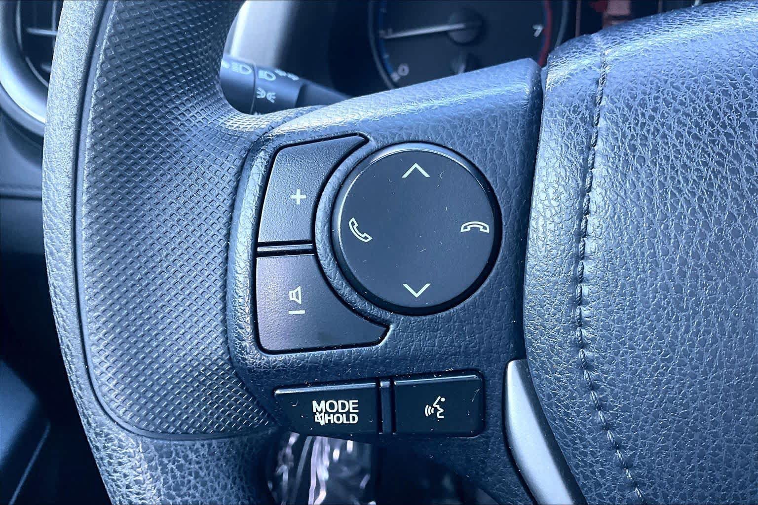 Used 2018 Toyota RAV4 LE FWD image 24