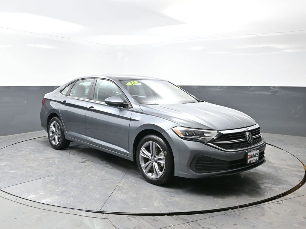 Used 2024 Volkswagen Jetta SE image 4
