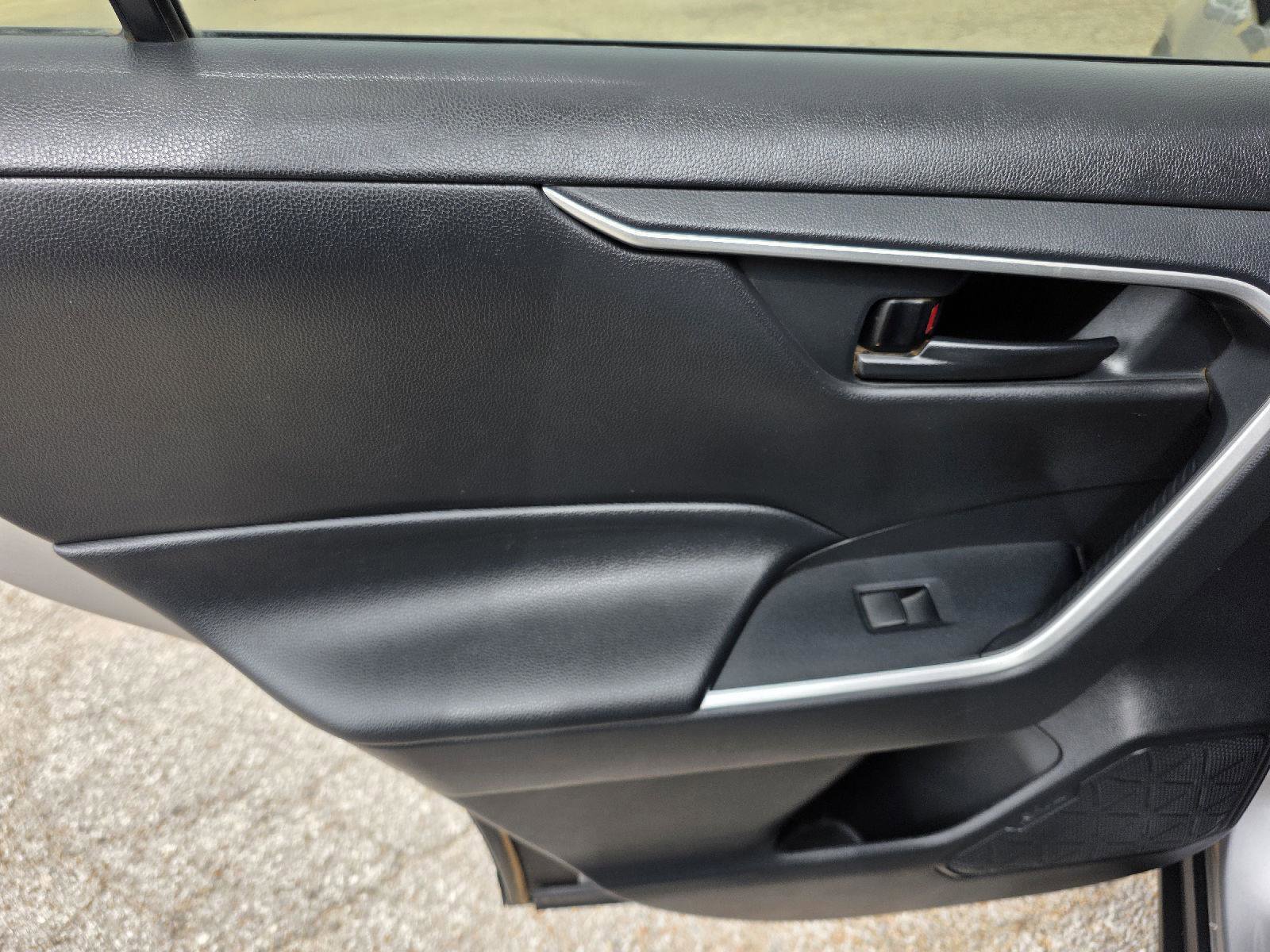 Used 2020 Toyota RAV4 LE AWD/4WD image 30