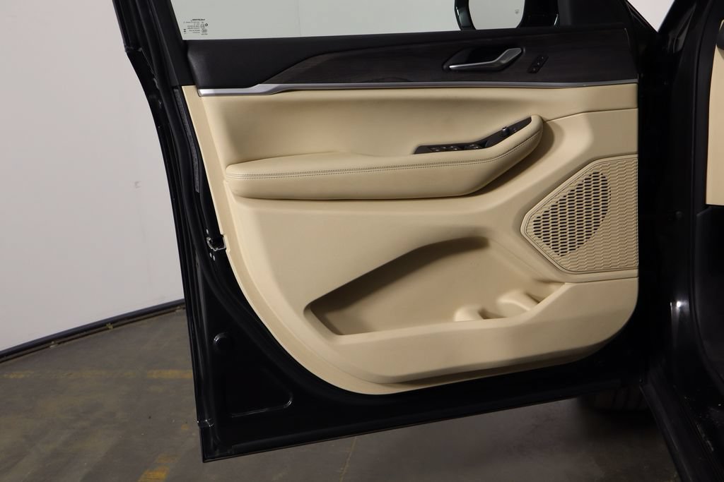 Used 2023 Jeep Grand Cherokee Limited AWD/4WD image 19