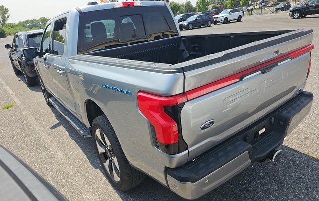 Used 2023 Ford F150 Lightning Platinum AWD/4WD image 3