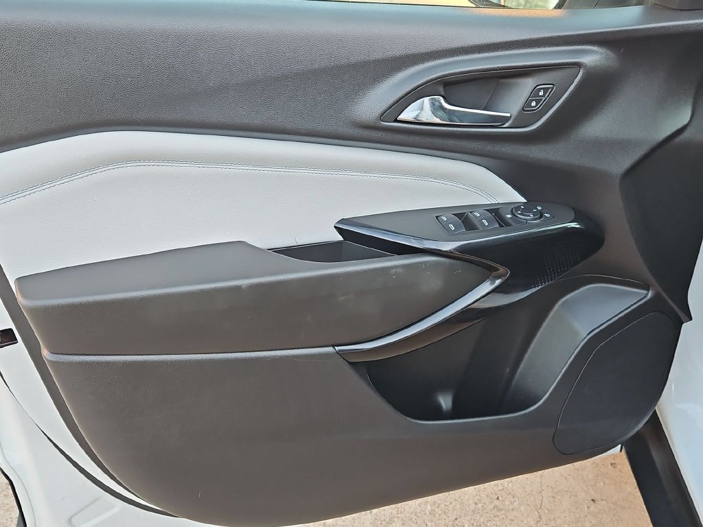 Used 2025 Chevrolet Trax LT w/ LT Convenience Package FWD image 9