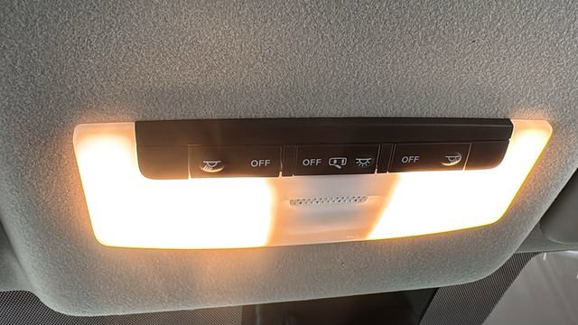 Used 2025 Nissan Versa SR image 28