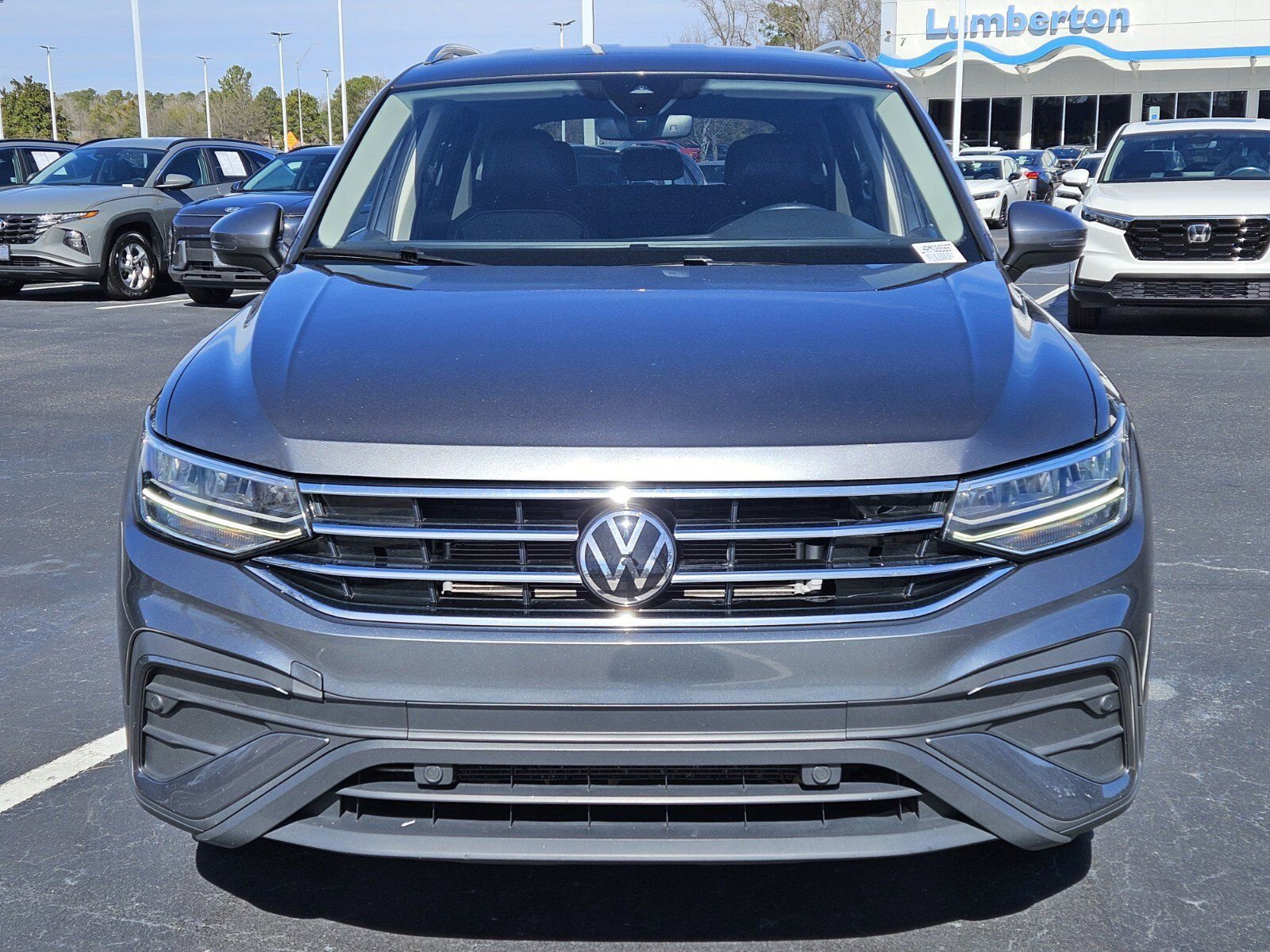 Used 2024 Volkswagen Tiguan SE image 2