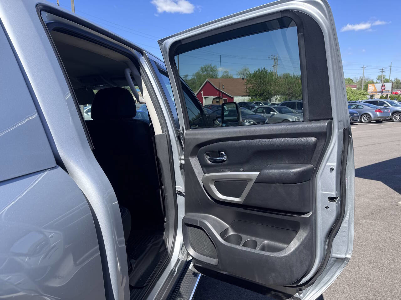 Used 2018 Nissan Titan SV w/ SV Convenience Package AWD/4WD image 14