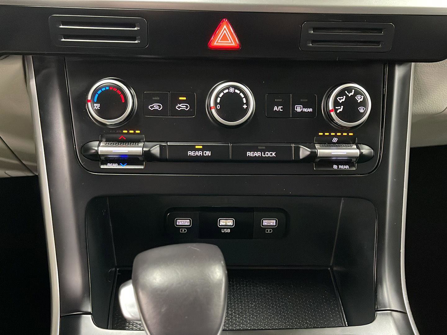 Used 2024 Kia Carnival LX FWD image 10