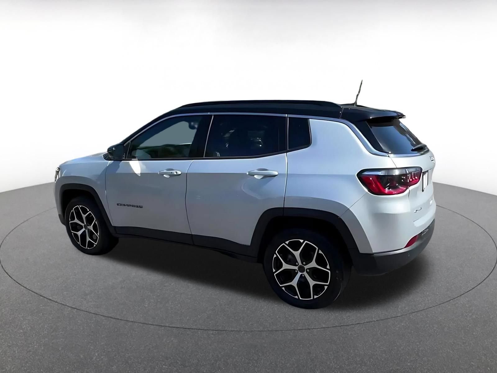 Used 2025 Jeep Compass Limited AWD/4WD image 9