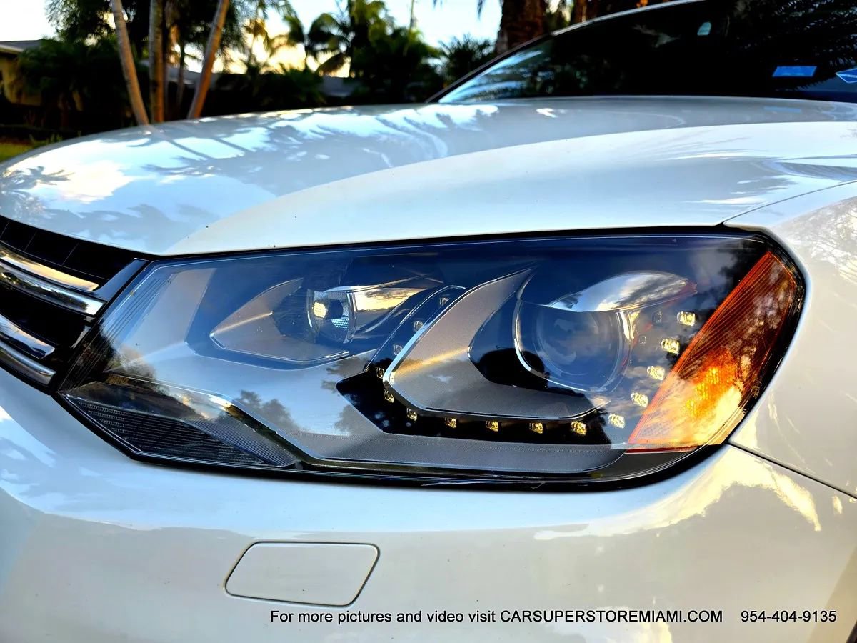 Used 2011 Volkswagen Touareg Sport image 28