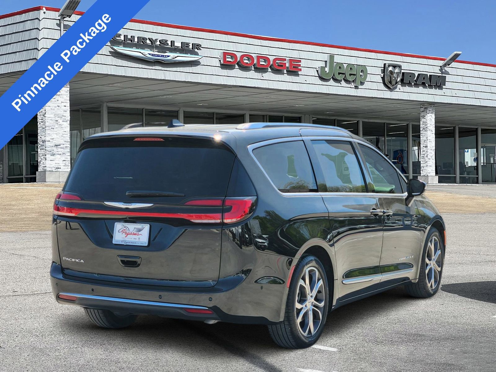Used 2025 Chrysler Pacifica Pinnacle image 4