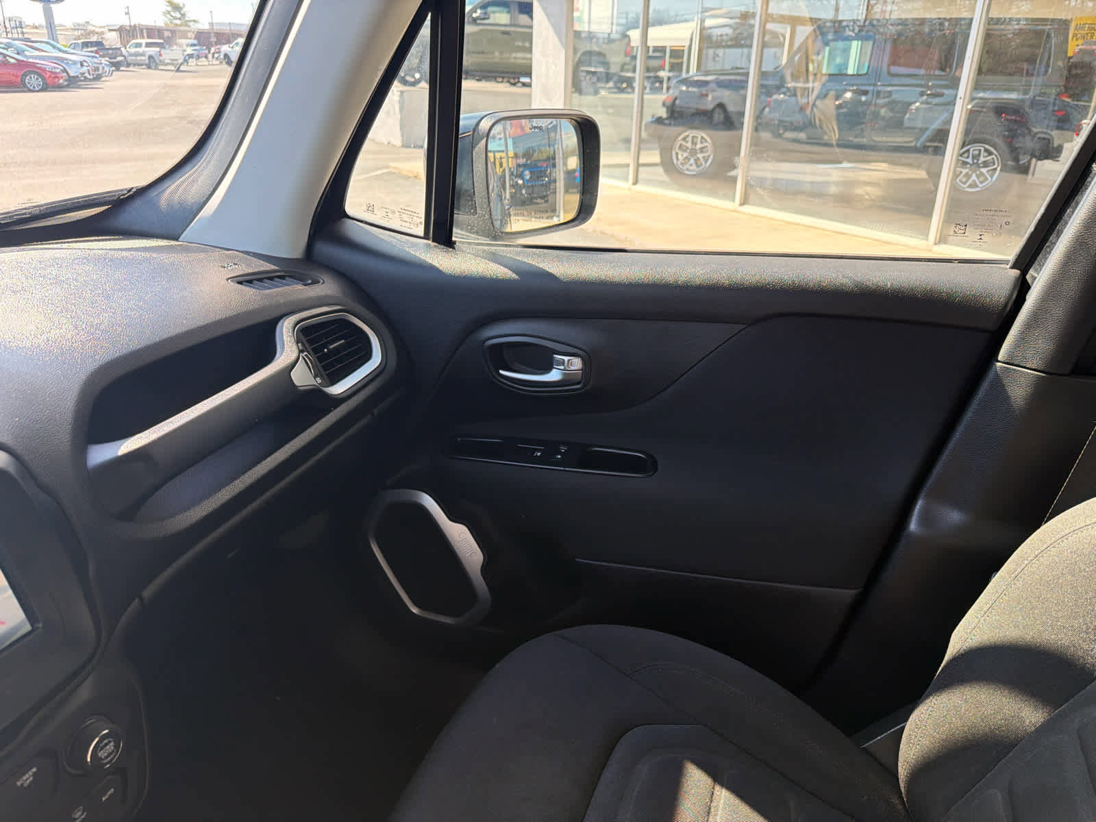 Used 2018 Jeep Renegade Latitude image 30