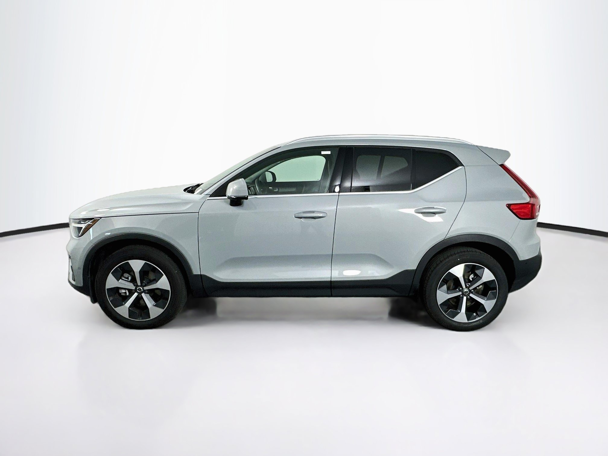 Used 2025 Volvo XC40 B5 Plus AWD/4WD image 4