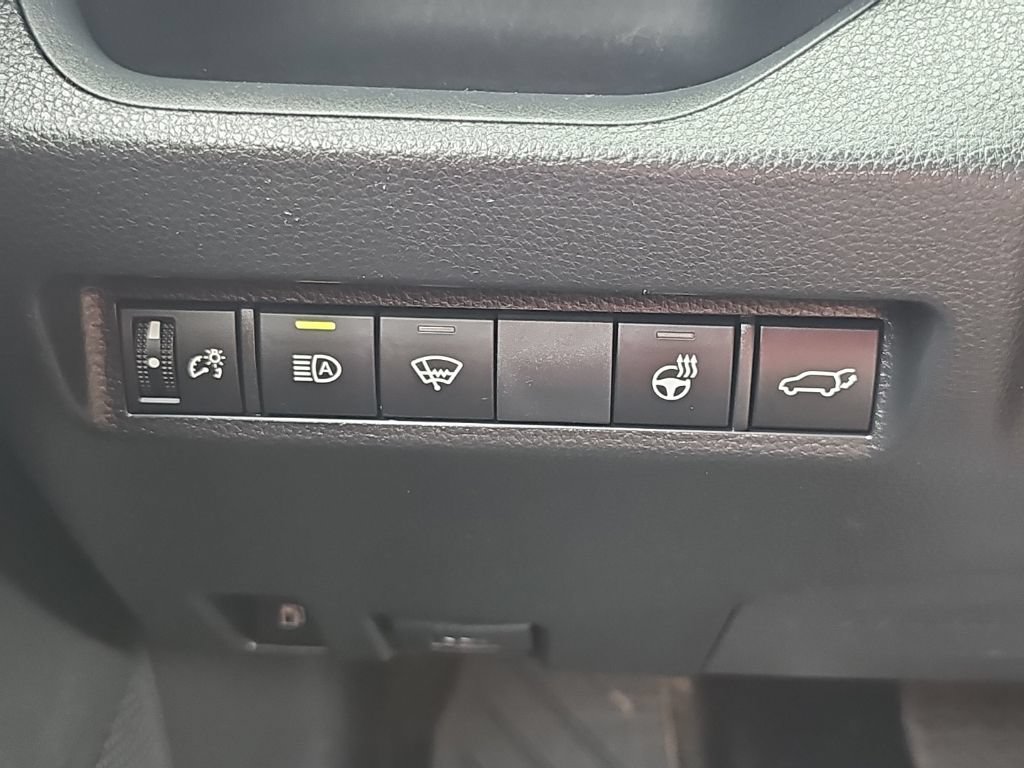 Used 2022 Toyota RAV4 SE w/ Weather & Moonroof Package AWD/4WD image 10