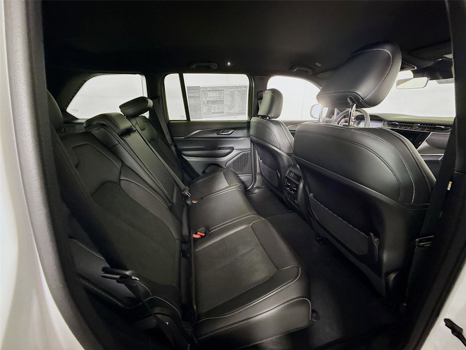 New 2025 Jeep Grand Cherokee Altitude image 19