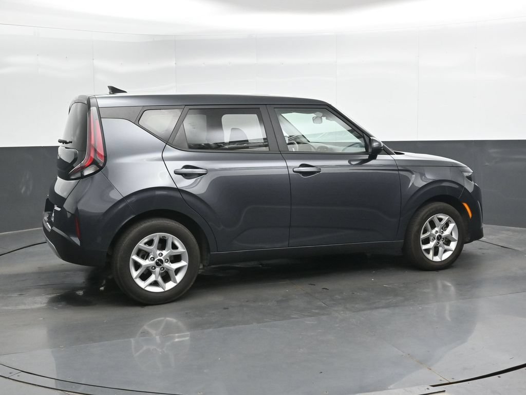 Used 2025 Kia Soul LX w/ LX Technology Package FWD image 2