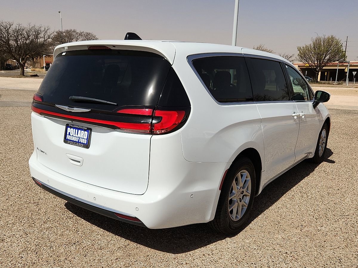 Used 2023 Chrysler Pacifica Touring-L FWD image 3