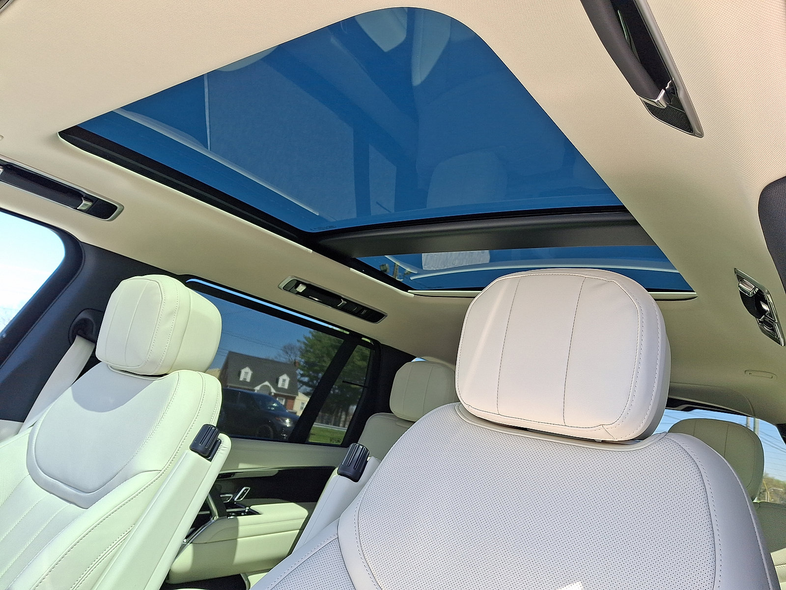 New 2026 Land Rover Range Rover Long Wheelbase SE AWD/4WD image 5