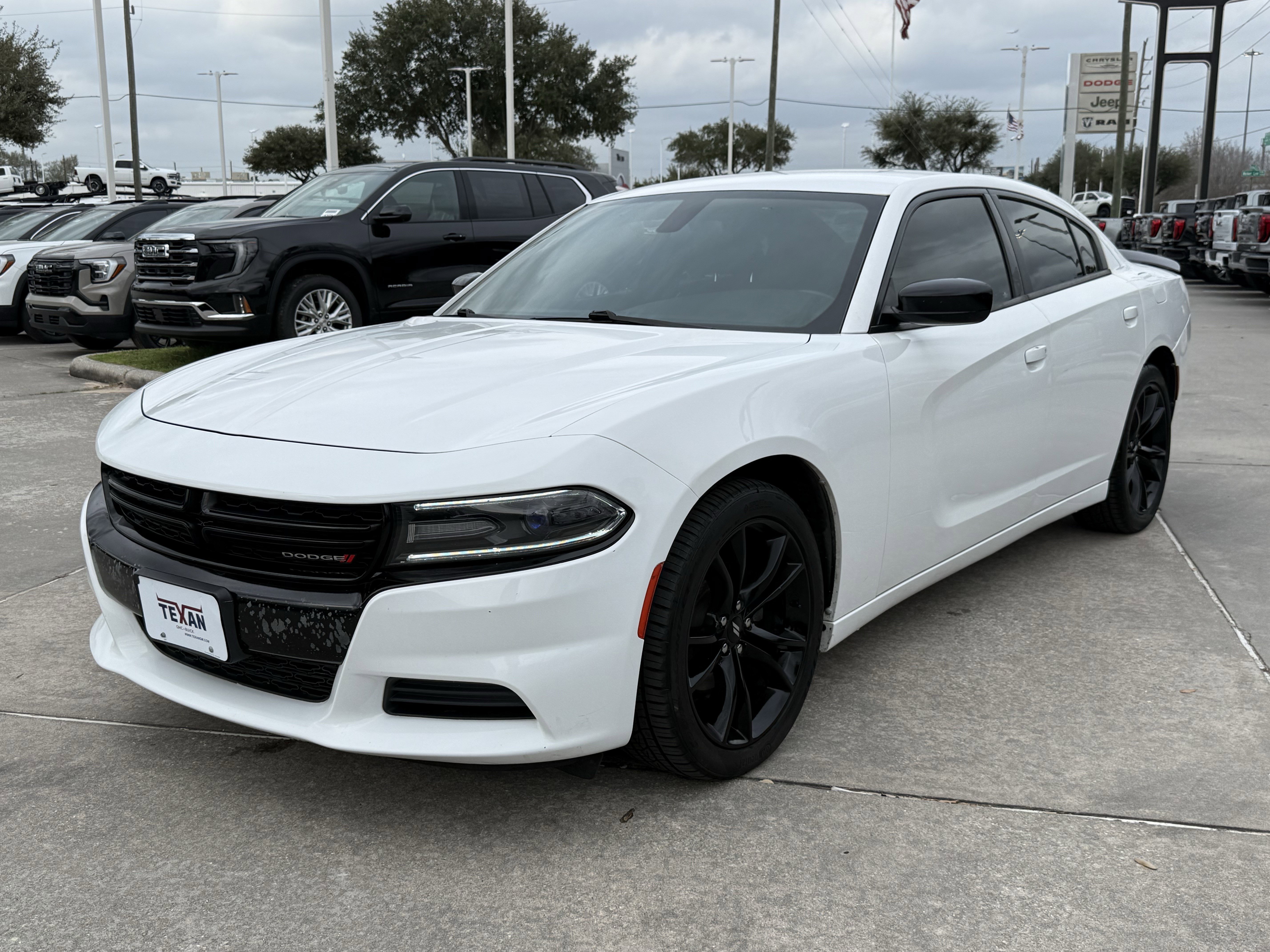 Used 2018 Dodge Charger SXT w/ Blacktop Package image 9