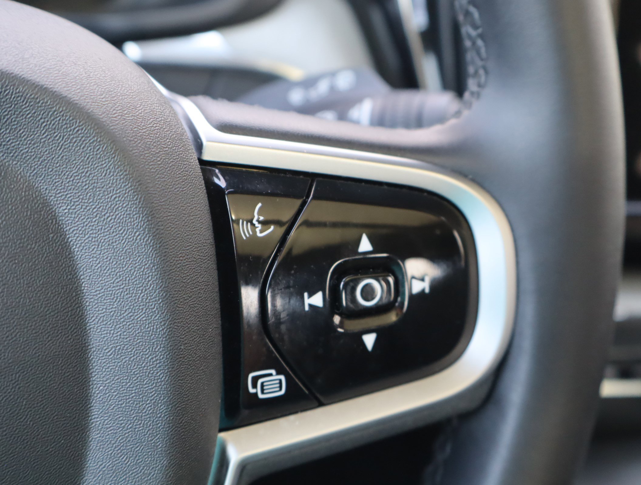 Used 2025 Volvo XC60 B5 Plus image 25